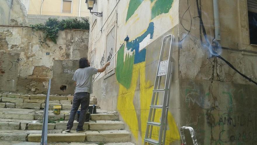 PABLO BUENO REALIZANDO LOS PRIMEROS TRABAJOS EN LOS ALREDEDORES DEL AYUNTAMIENTO