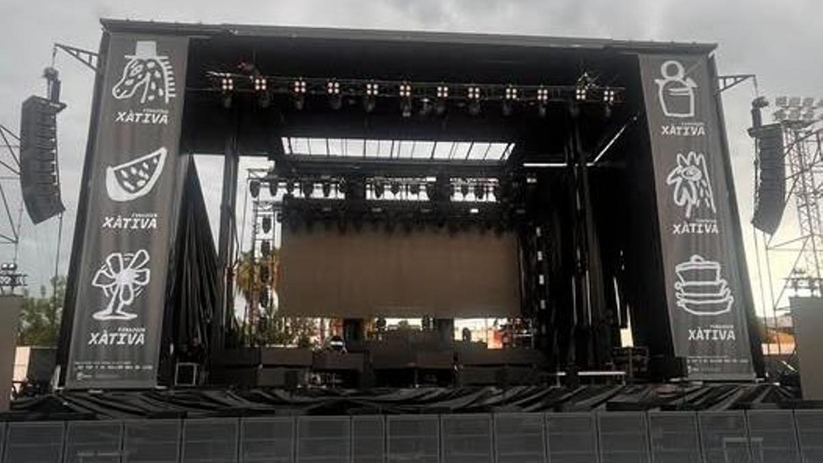 Los técnicos evalúan los daños ocasionados en el escenario de la Nit Jove de Xàtiva para confirmar si se mantiene el concierto