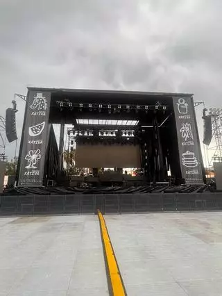 Los técnicos evalúan los daños ocasionados en el escenario de la Nit Jove de Xàtiva para confirmar si se mantiene el concierto