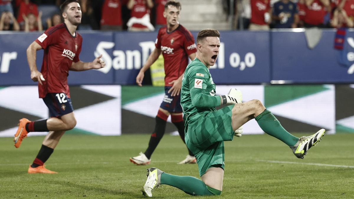 Ter Stegen grita entusiasmado tras desviar un remate de Osasuna en el primer tiempo.