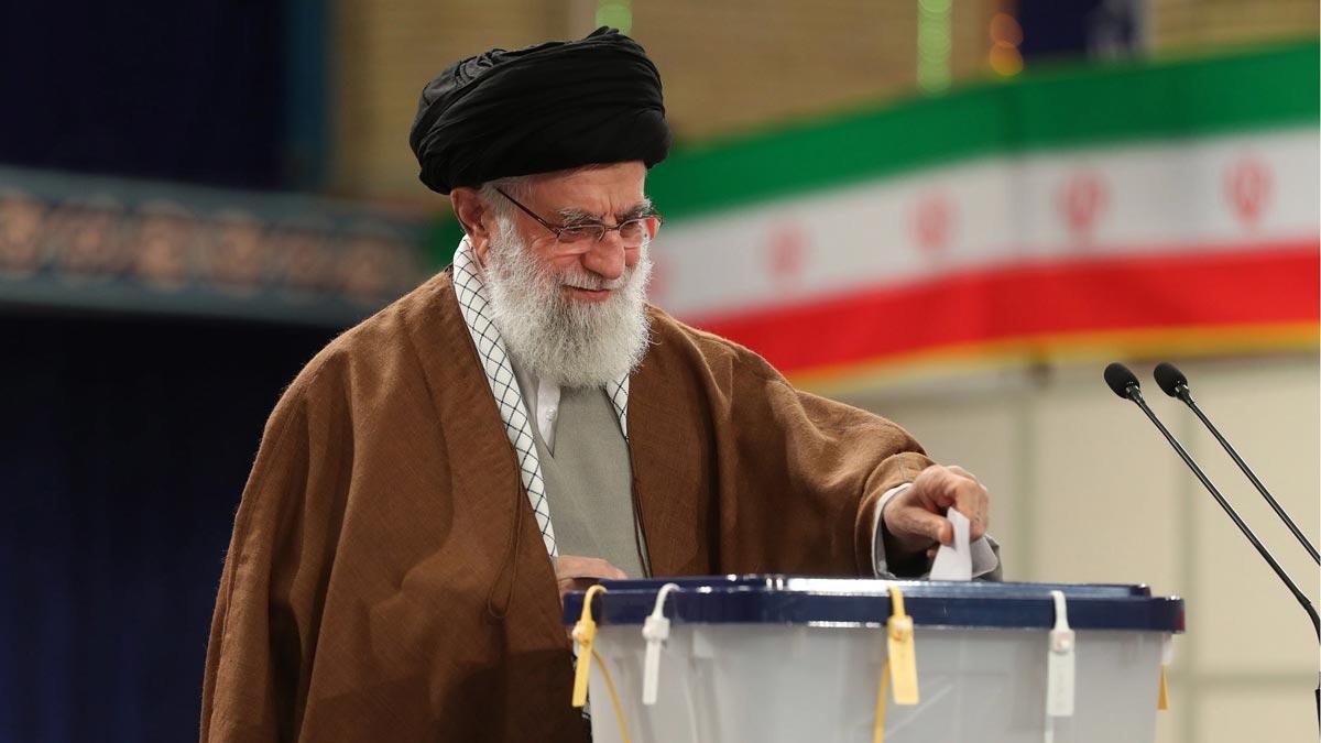 Comienzan las elecciones legislativas en Irán. En la foto, Ali Khamenei deposita su voto.