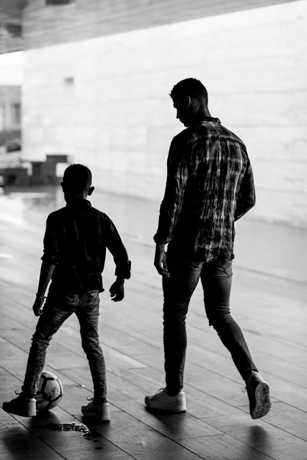 Cristiano Ronaldo y su hijo con camisa