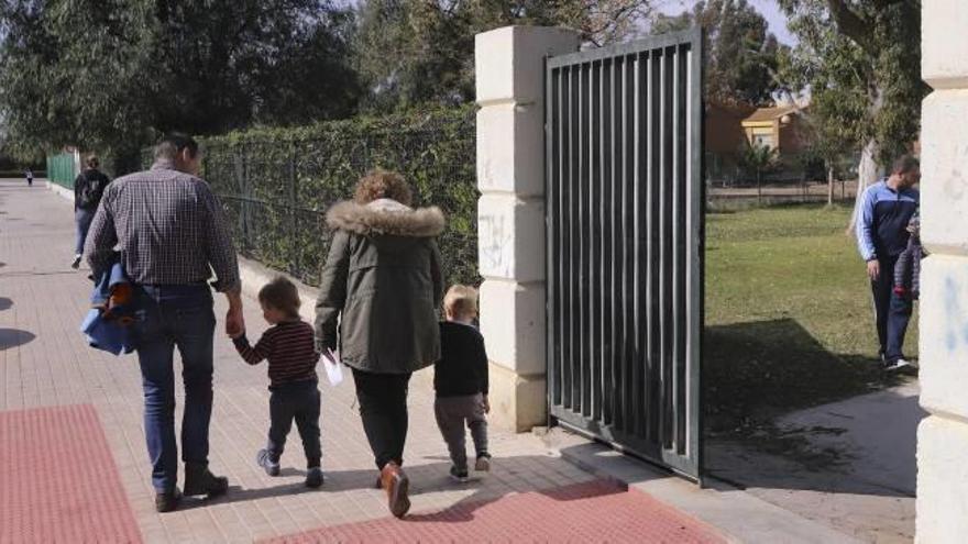 El enorme pino caído no impide retomar las clases en la guardería de Baladre