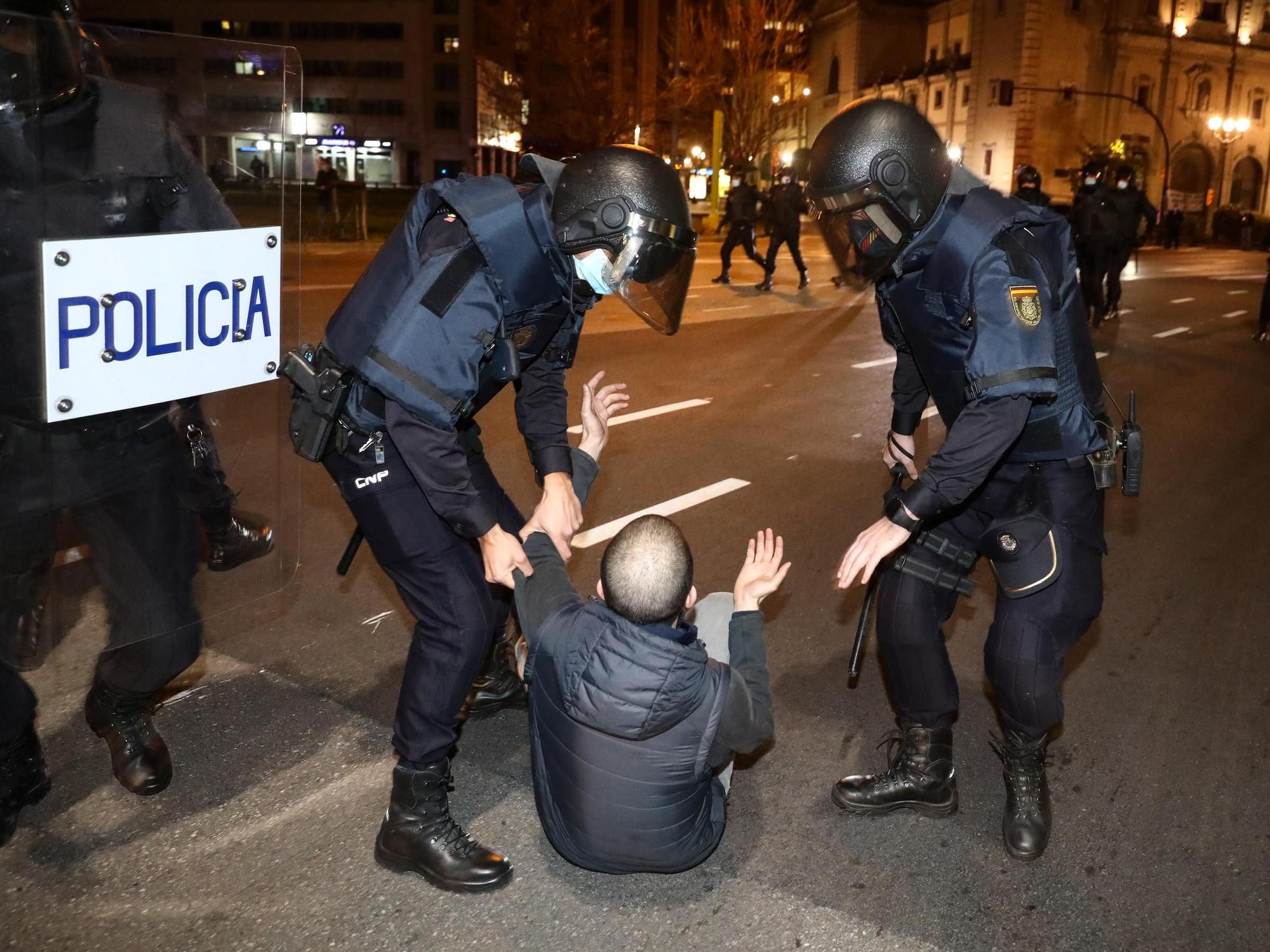 Tensa manifestación a favor de Pablo Hasél en Gijón