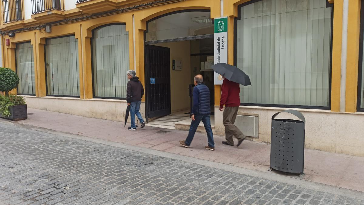 Imagen de la entrada a los juzgados de Lucena.