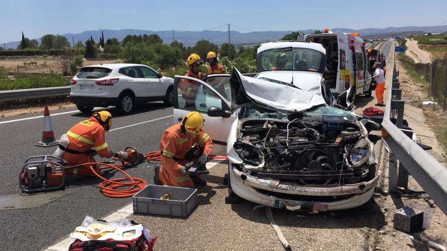 Un equipo de bomberos excarcela a una mujer tras un accidente de tráfico en l´Olleria