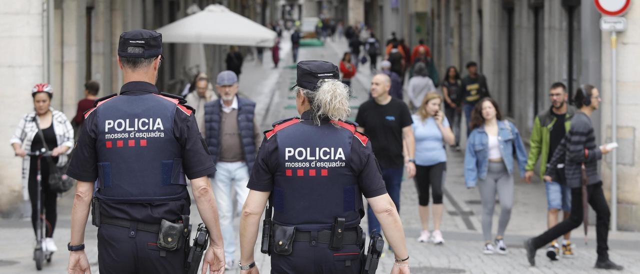 Un binomi de Mossos d’Esquadra patrullant pel centre de Girona.