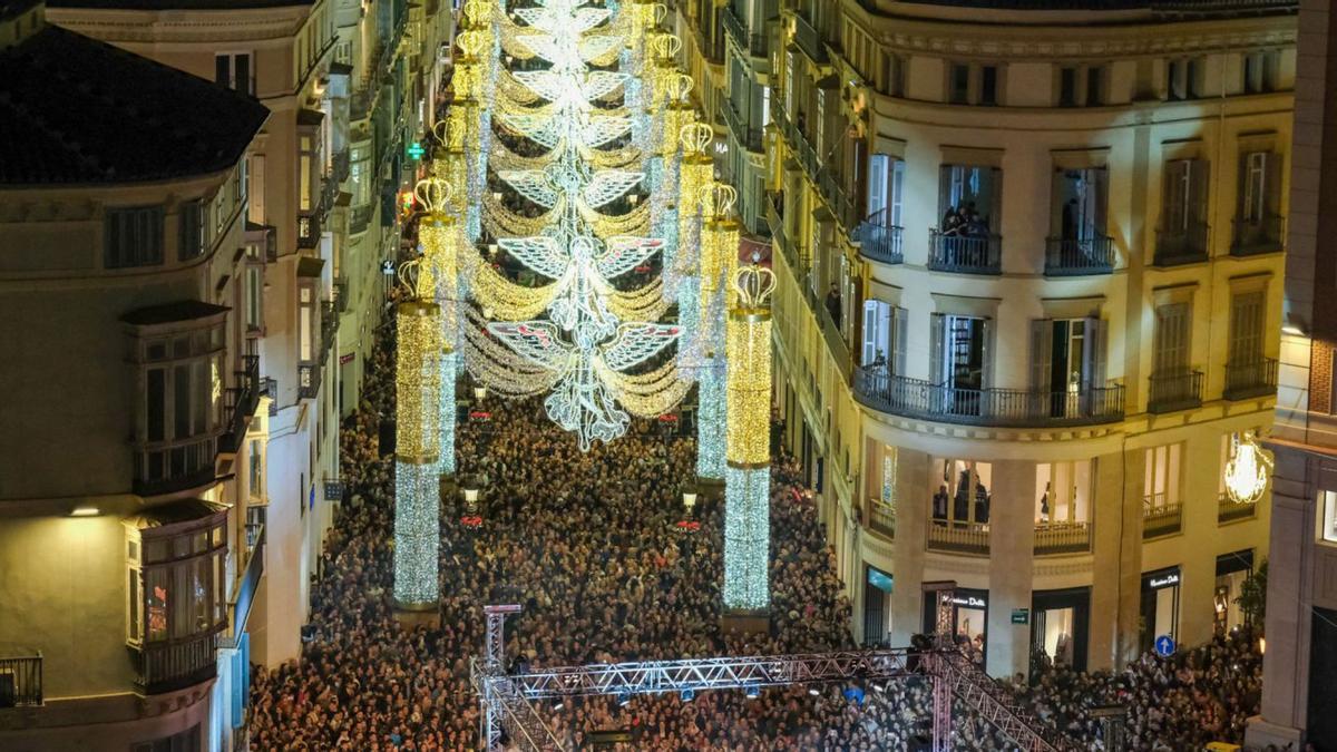 La calle Larios, repleta de vecinos y visitantes en el encendido de las luces de Navidad de este año.