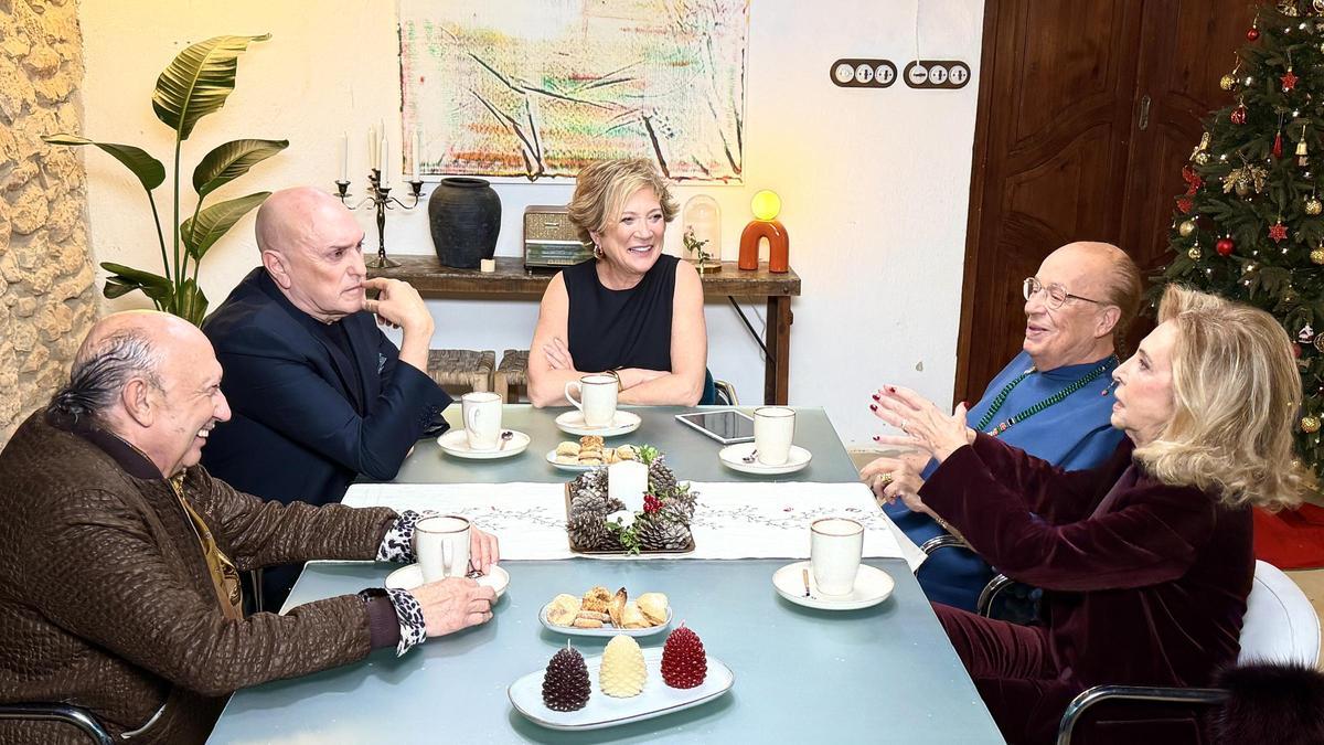 Inés Ballester, con la mesa de invitados que participará en su nuevo programa en À Punt.