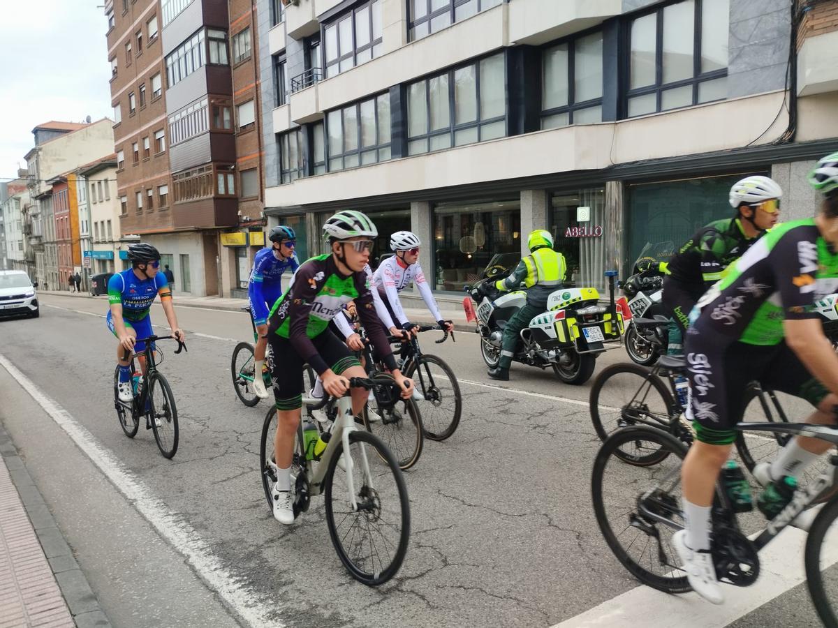 La salida del Trofeo Santiago y Santa Ana de ciclismo en Grado, en imágenes La salida del Trofeo Santiago y Santa Ana de ciclismo en Grado, en imágenes
