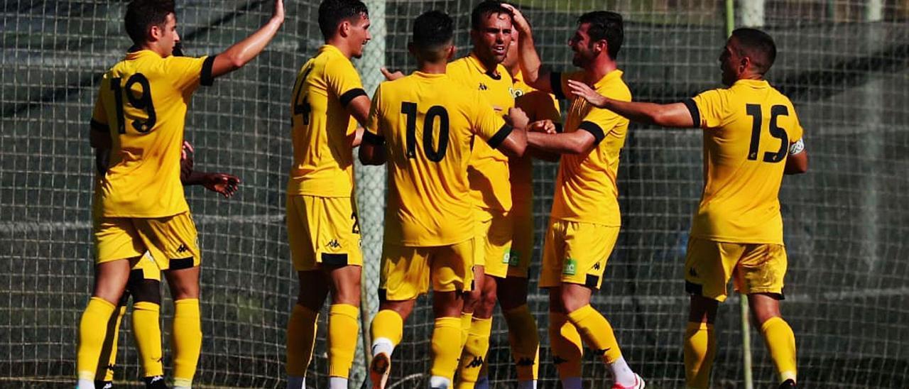 Celebración de un gol de Carlos David fuera de Alicante.