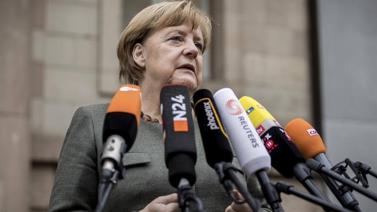 Merkel hace una breve declaración antes de iniciar el último día de negociaciones con los verdes y los liberales, en Berlín, el 16 de noviembre.