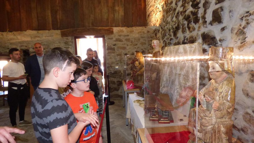 Las imágenes restauradas de la capilla del Carmen de Cerredo vuelven a casa