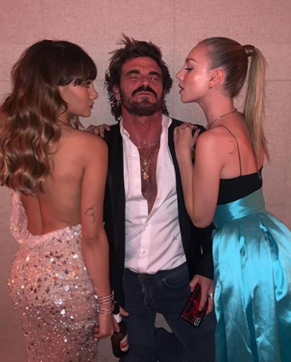 Aitana y Ester Expósito en una fiesta