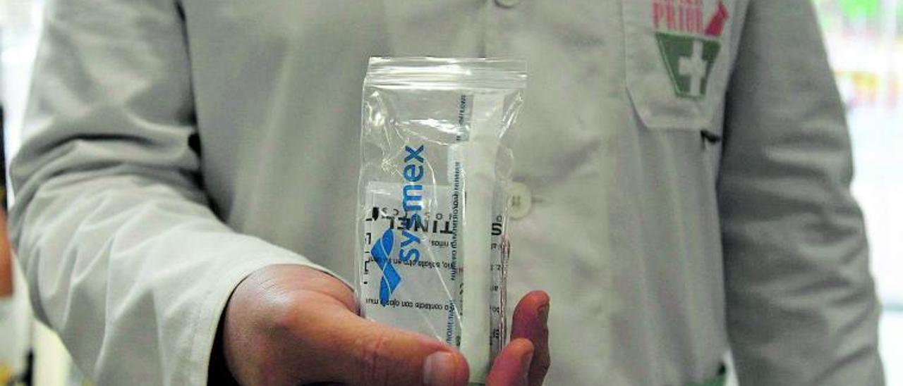 Uno de los kits que la población diana de estos cribados preventivos habrá de pasarse a recoger por las farmacias colaboradoras. | ISRAEL SÁNCHEZ