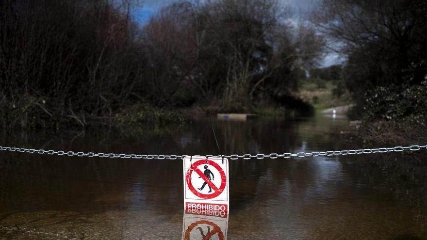 El Guadiloba de Cáceres ya está al 85%, crece cada hora, solo mantiene abiertas las compuertas del fondo y se prevé una semana de mucha lluvia