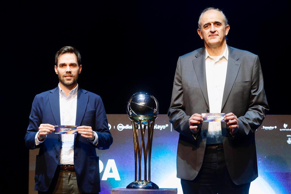 Carbonell y Morales, con las bolas del emparejamiento del Valencia Basket - Joventut