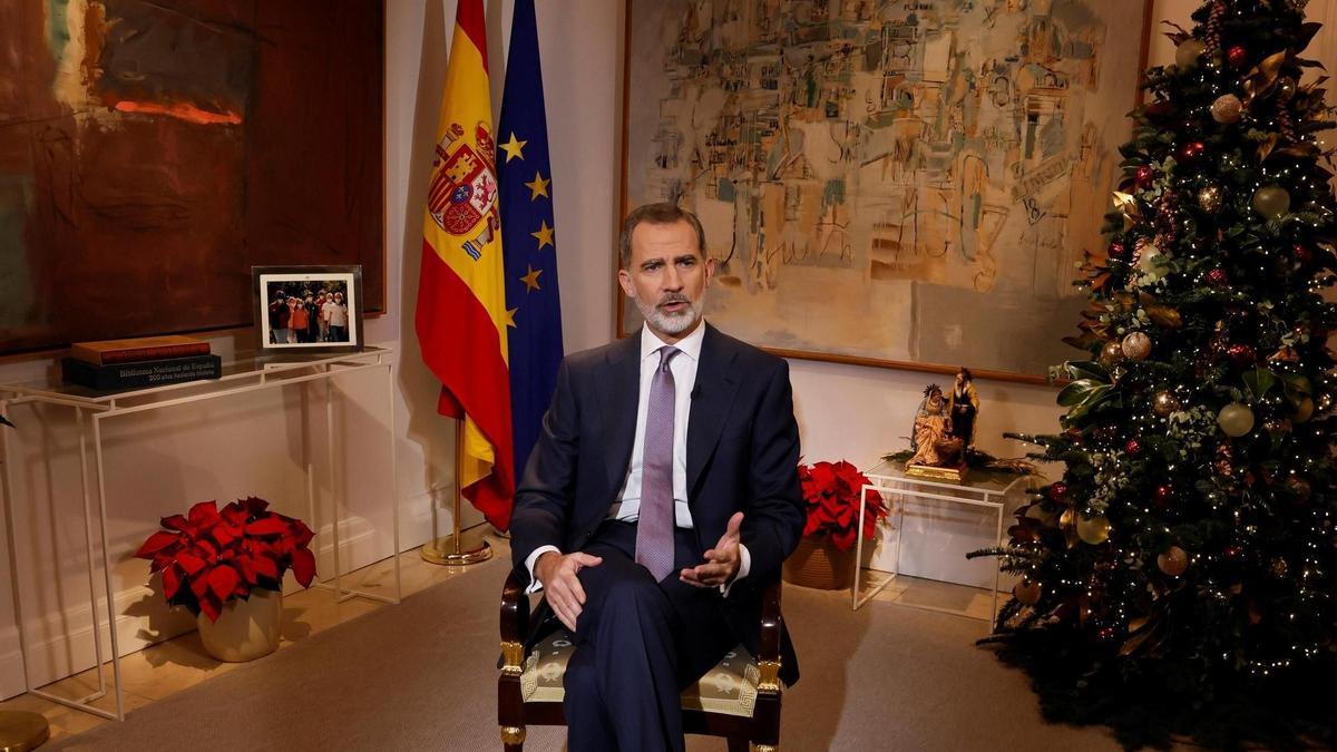 Imagen del Rey Felipe VI durante su tradicional discurso de Nochebuena desde el Palacio de la Zarzuela.