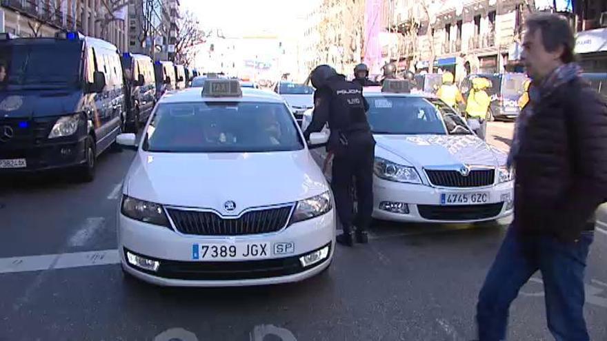 Los taxistas madrileños se concentran ante la sede del PP en la calle Génova