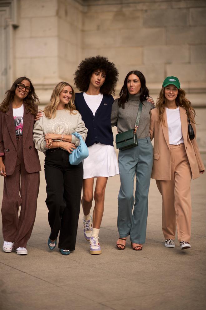 Grace Villarreal posa con Rabea Schif , Manon Laime , Samuele Bartoletti  y  Jessica Skye en el nuevo Lookbook OI 2O22 de Amazon Fashion