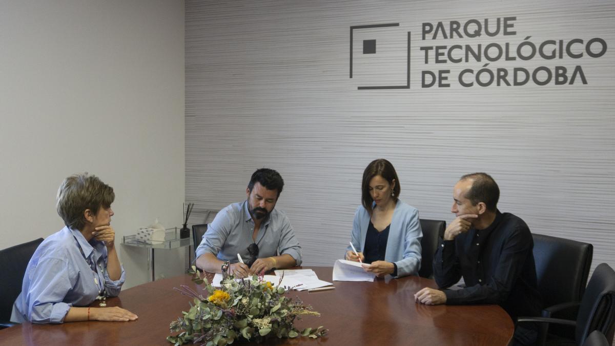 Fertinyect y el parque tecnológico Rabanales 21 firman el acuerdo.