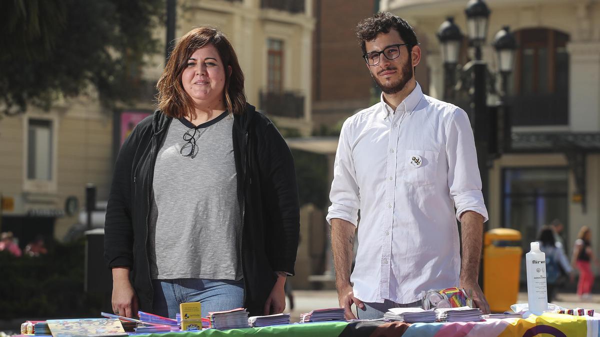 Alicia Hervás, responsable de los programas de delitos de odio de Lambda, y Antonello Ronga, técnico de Orienta