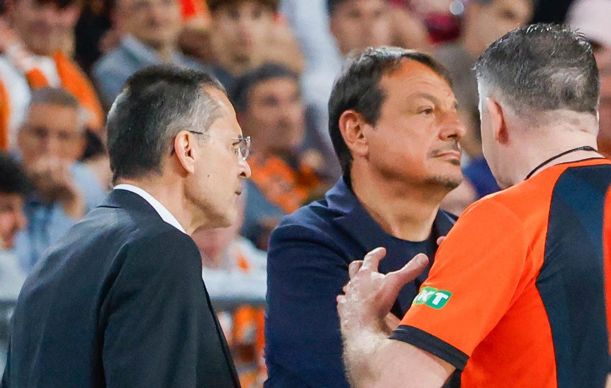 Ergin Ataman, ante el árbitro bajo la atenta mirada de Pedro Martínez.