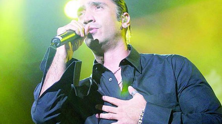 Alejandro Fernández, durante su actuación en el Palacio de los Deportes en 2006, en una imagen de archivo.