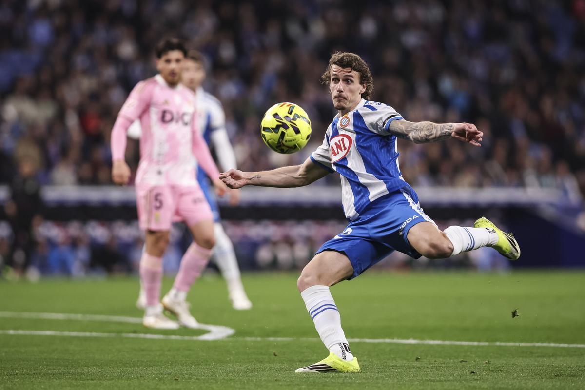 Romero conecta una volea en el partido de este lunes contra el Oviedo en Cornellà.
