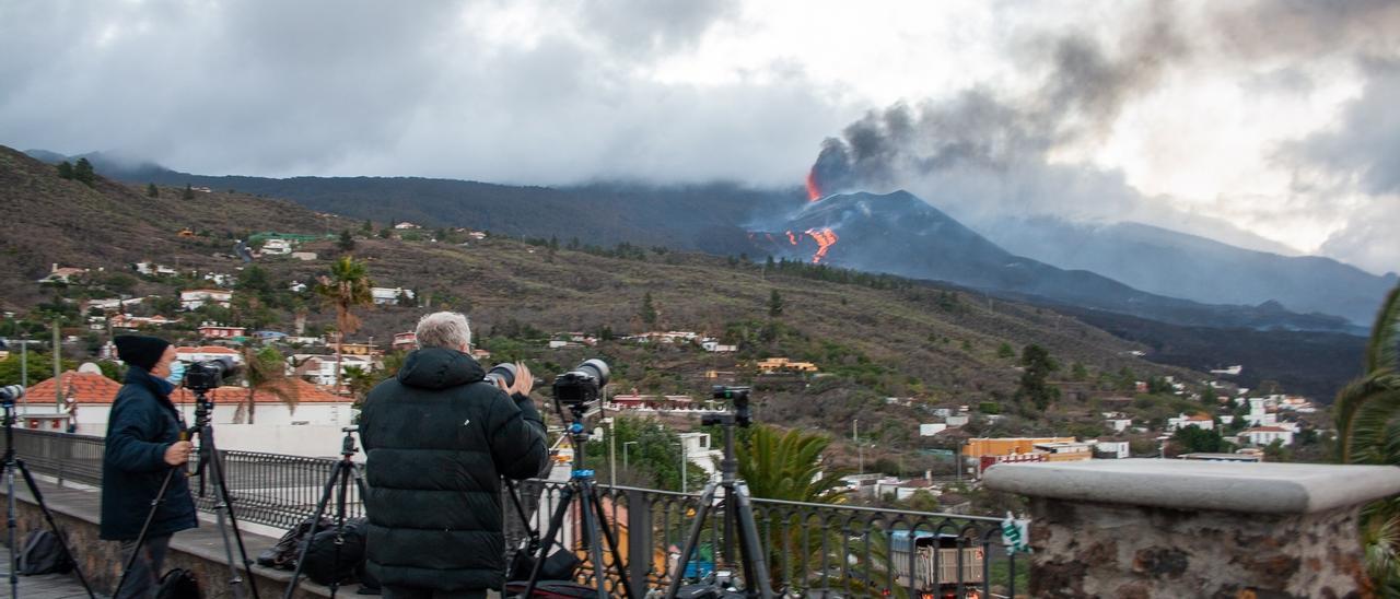 Varias personas observan la erupción del volcán de Cumbre Vieja, en La Palma.