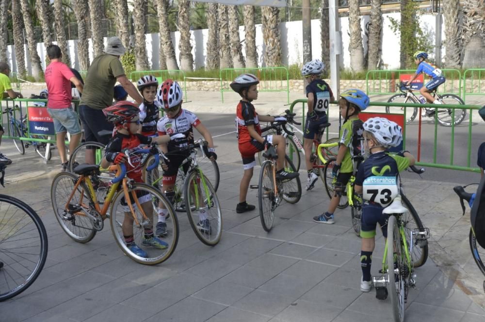 Las medallas que se entregaron a los ciclistas han sido elaboradas de manera artesanal por la ceramista Sol Pérez.