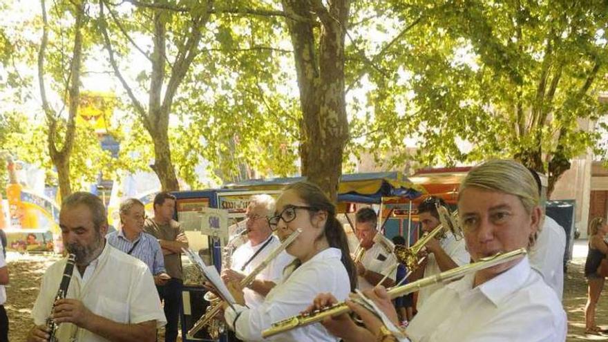 Actuación de la banda de música de Vilanova en Rubiáns. // Noé Parga