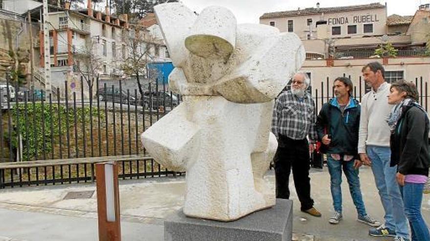 Al centre, Vancells i Sala, amb el regidor Gustau Erill i la restauradora Alba Morell, davant l&#039;escultura &quot;El Miner&quot;