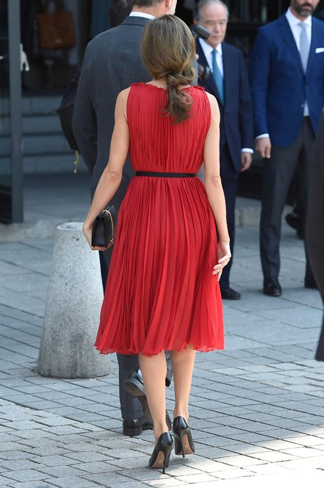 Letizia Ortiz y su original recogido con vestido de Carolina Herrera