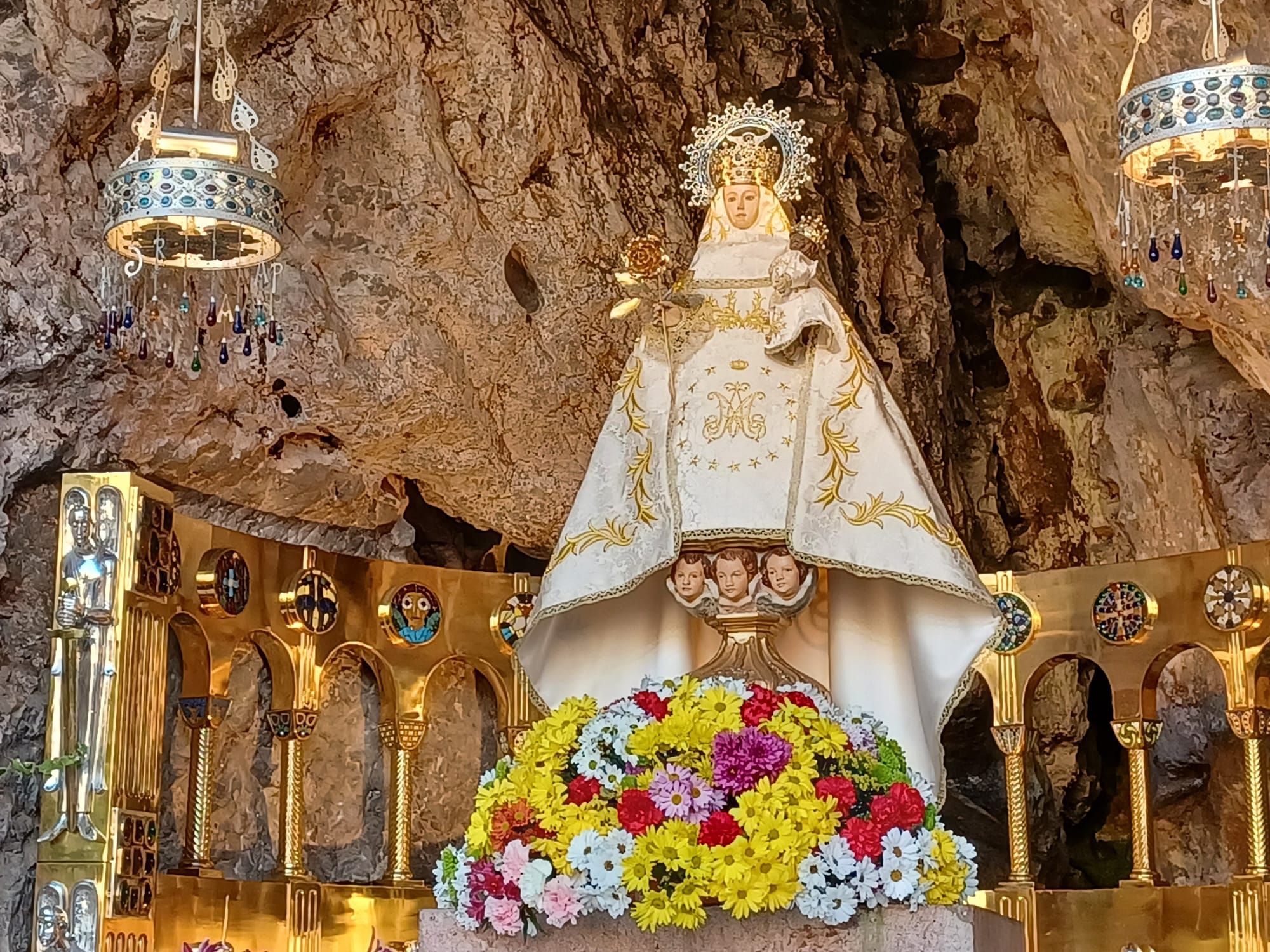 Leones de Papa, jardines de Príncipe y camposanto secreto, las mil y una curiosidades de Covadonga