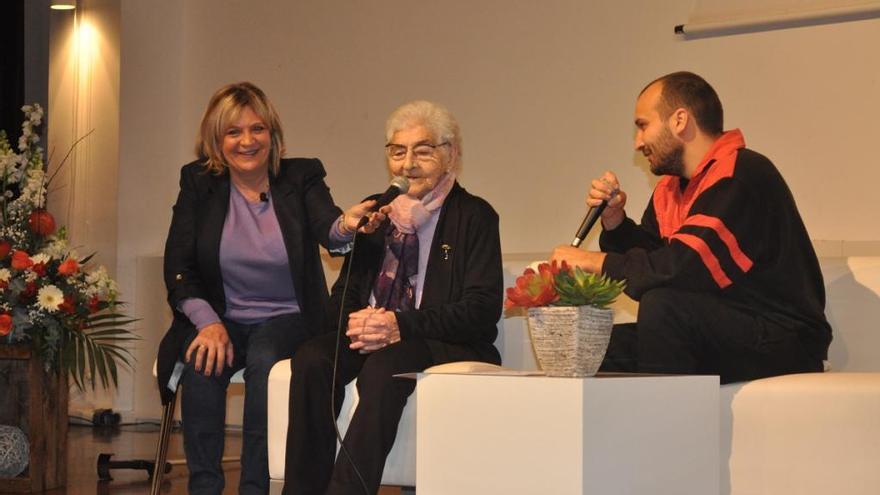 Carmen &quot;A Zoca&quot;, junto al artista Joseba Muruzábal, ayer durante el homenaje. / FdV