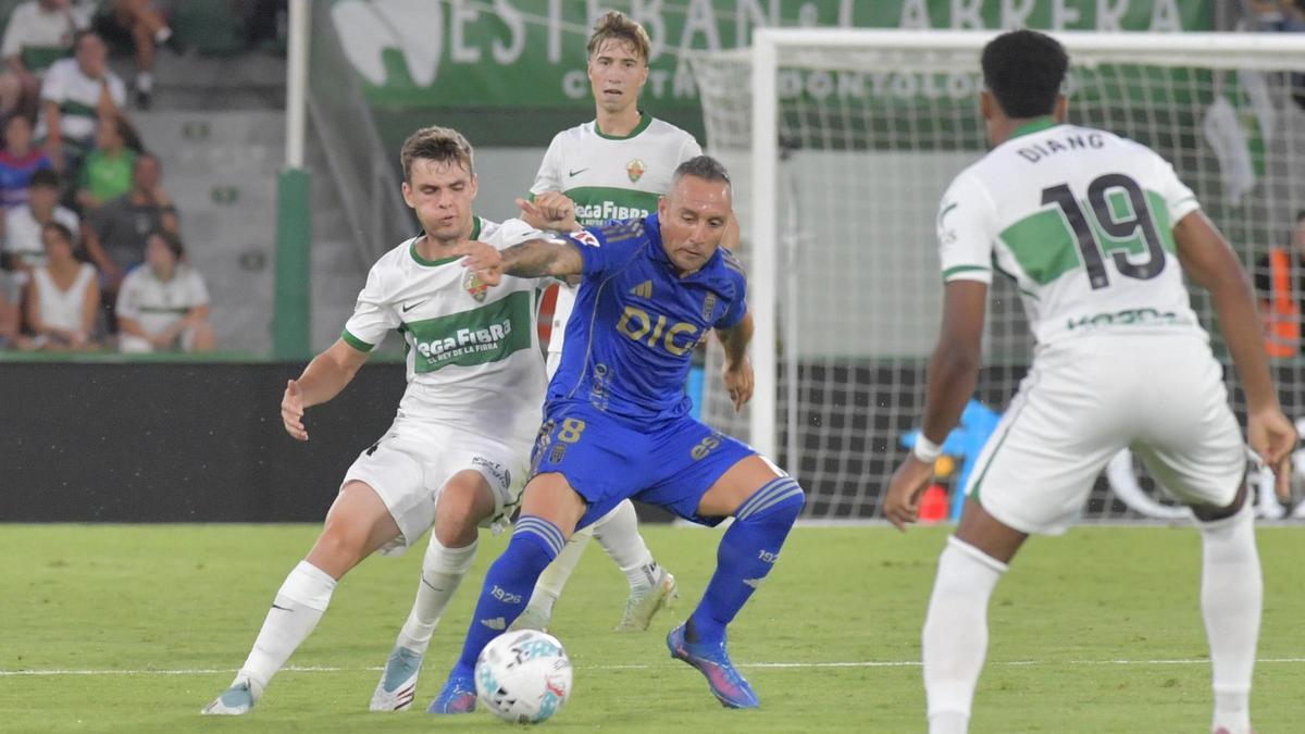 Febas y Cazorla, ante la mirada de Affengruber y Diang, disputan un balón en el duelo de la primera vuelta en Elche.