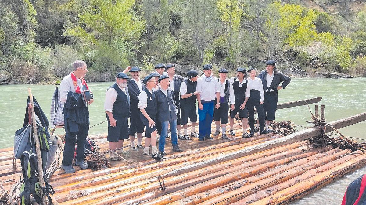 Los nabateros y nabateras, listos para realizar el descenso por el río Gállego, este domingo.