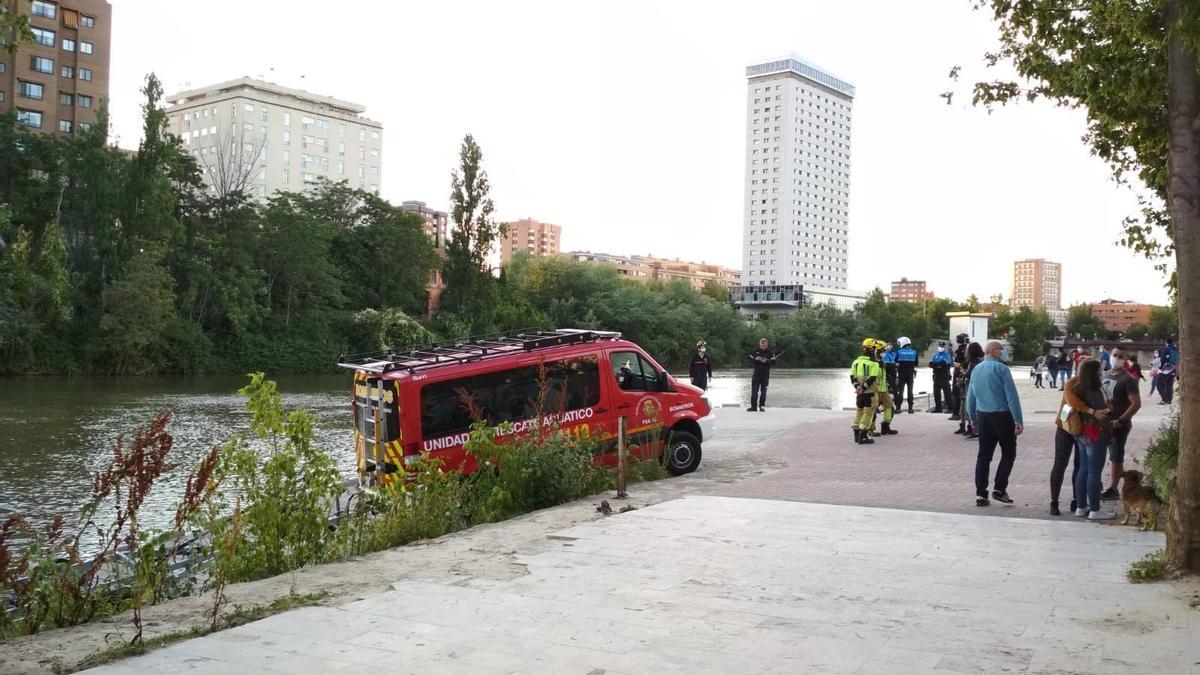 Imagen de archivo de Policia y  Bomberos buscando a un desaparecido en el río Pisuerga