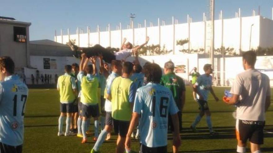 Los jugadores del Novelda al final del partido.