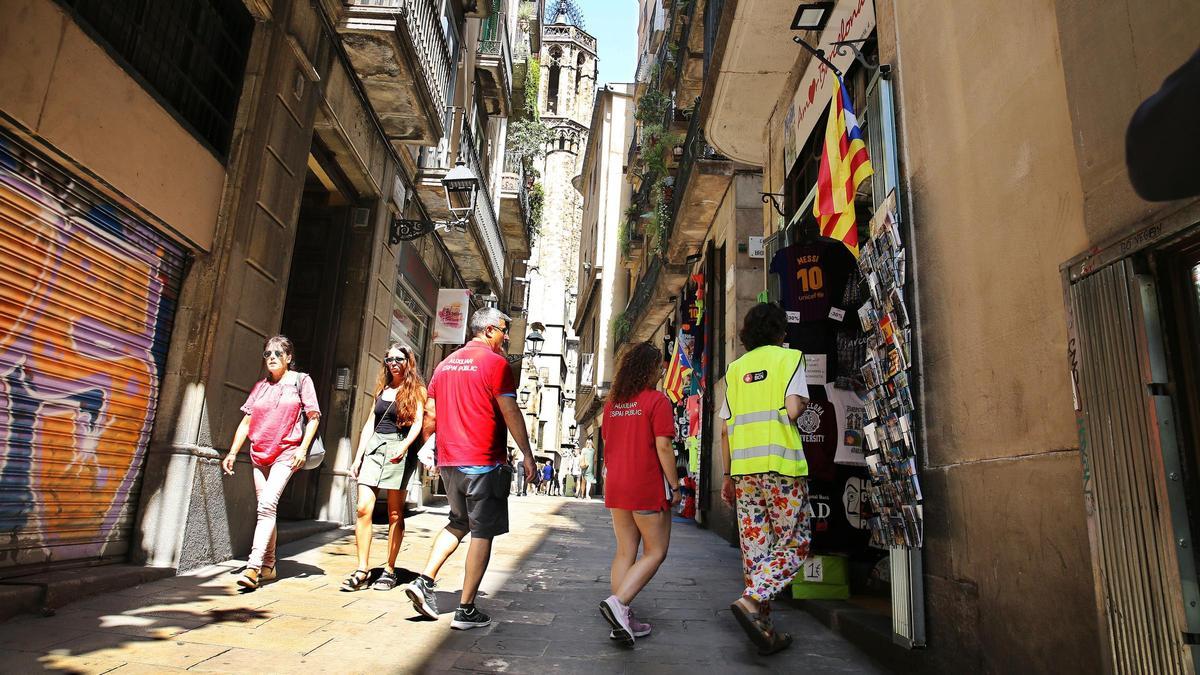 Inspectores del Ayuntamiento de Barcelona accediendo a una tienda en el casco histórico de la ciudad.