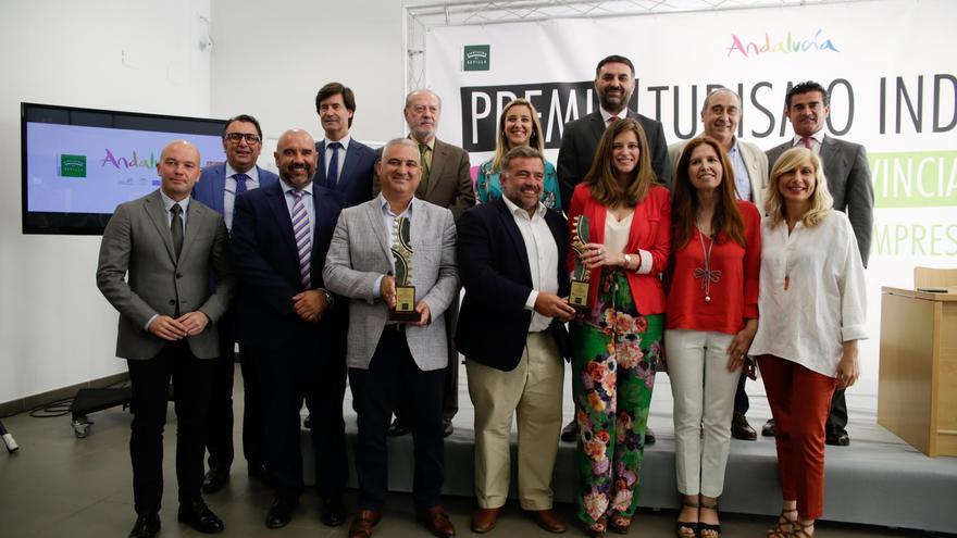 Los premiados posaron con el resto de autoridades presentes en el acto celebrado en La Harinera. / El Correo