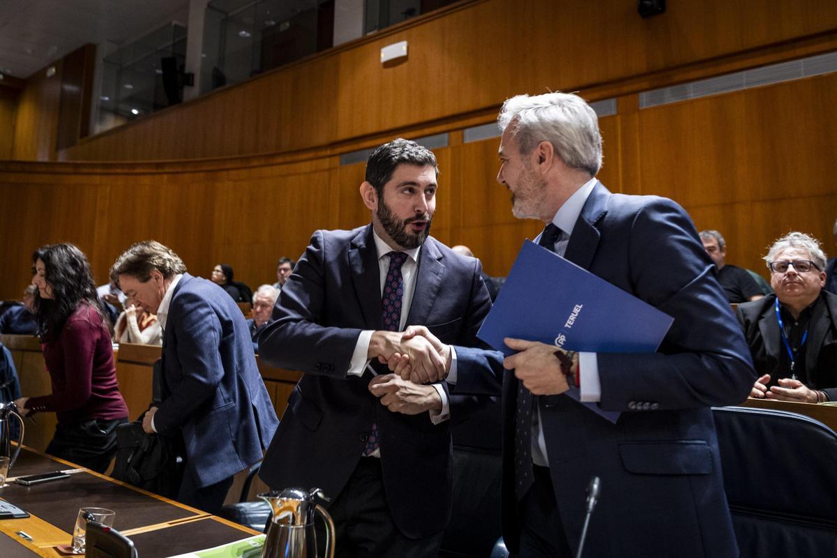 Alejandro Nolasco (Vox) y Jorge Azcón (PP) se saludan en el debate electoral de El Periódico de Aragón.