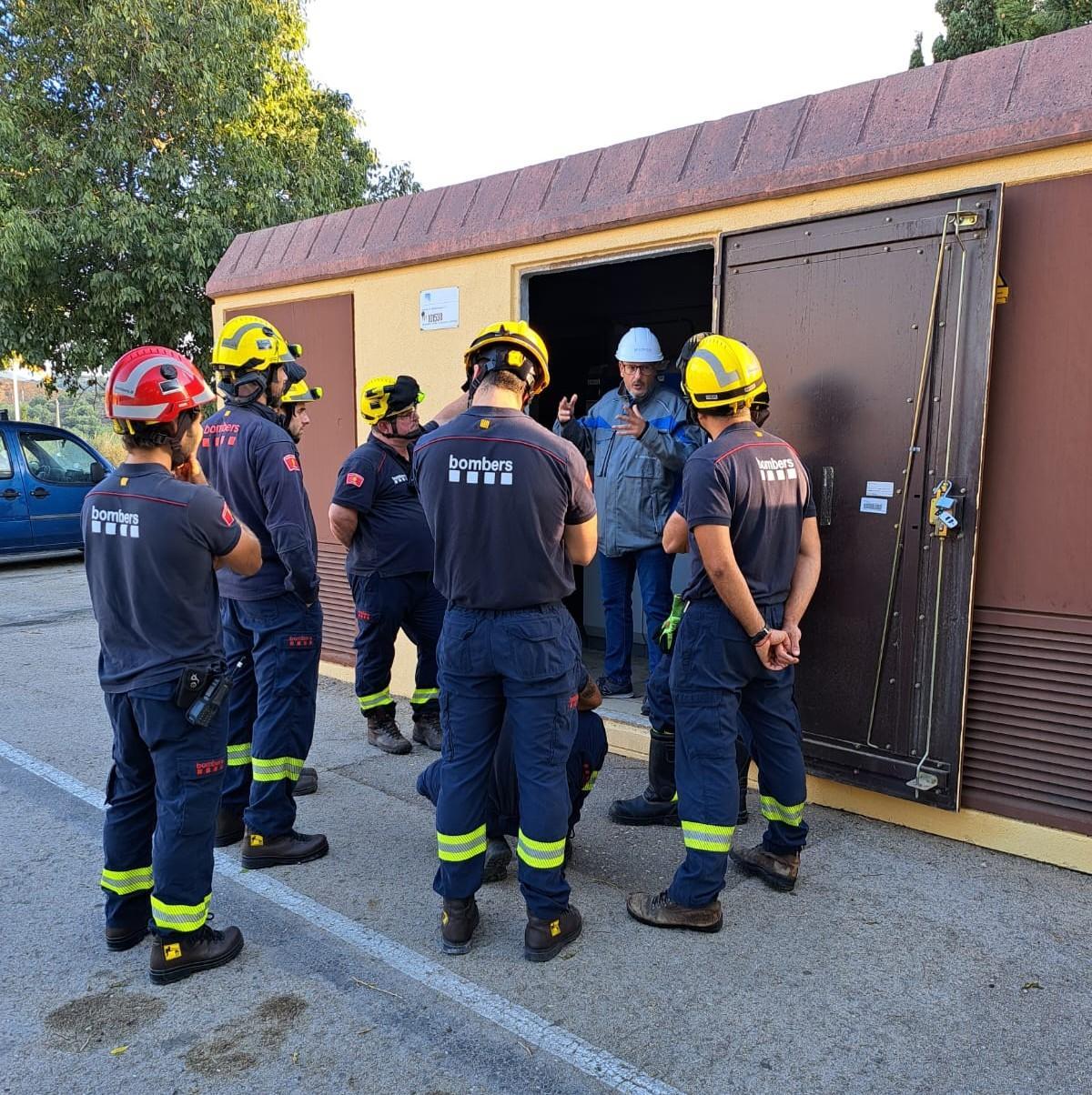 Una de les sessions amb diferents membres del cos de Bombers, impartides a per personal tècnic d'Endesa a Girona a un centre de transformació de la companyia.