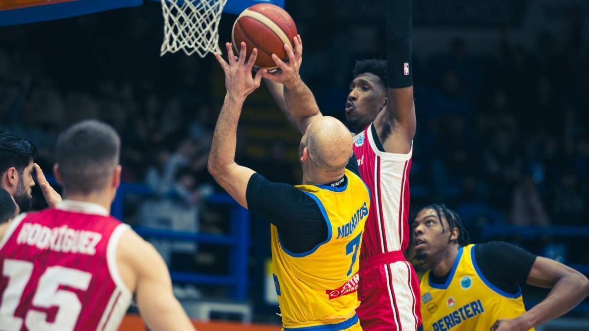 El debutante Josh Richardson trata de taponar a Mouratos en el duelo entre el Peristeri y el Casademont Zaragoza.