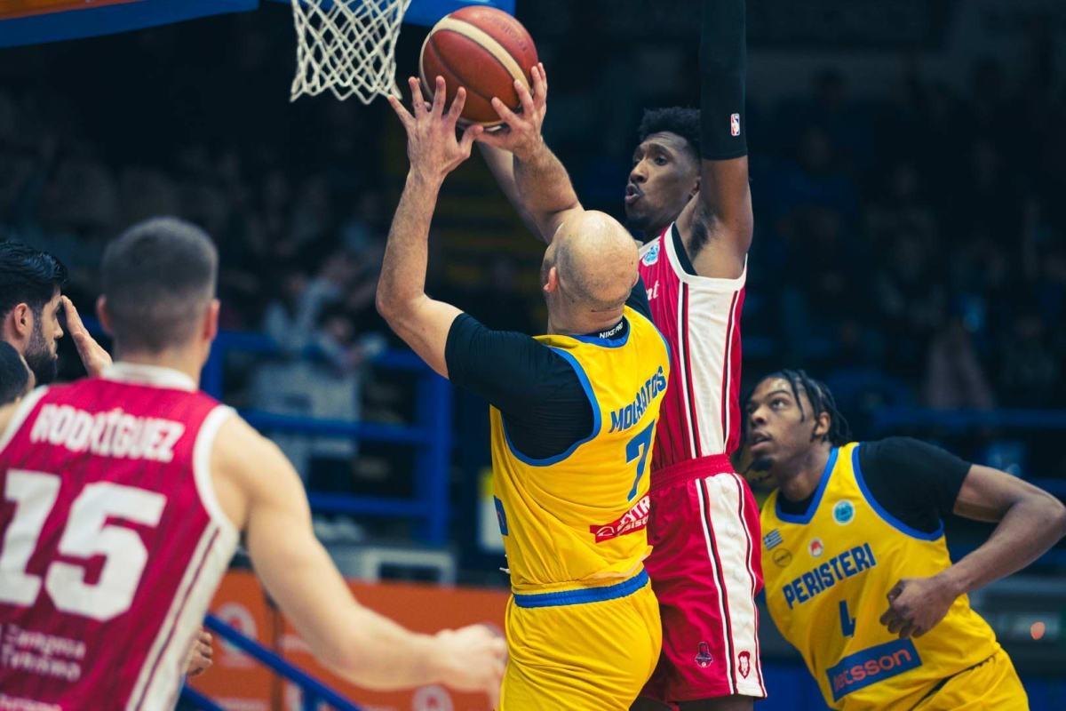 El debutante Josh Richardson trata de taponar a Mouratos en el duelo entre el Peristeri y el Casademont Zaragoza.