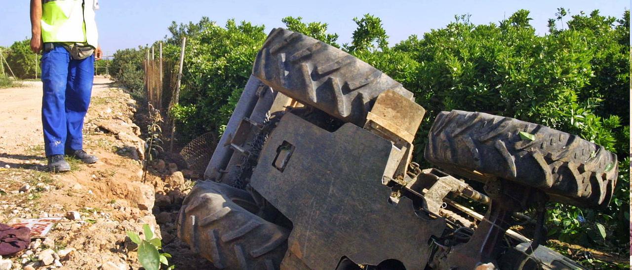 Accidente que provocó que un 
tractor volcase en Valencia.  emv