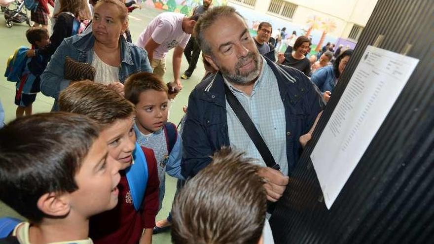 Buscando la nueva aula en el colegio Calasancio. // G.S.