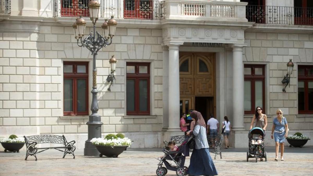 Plaça Mercadal de Reus, con el Ayuntamiento de la ciudad.