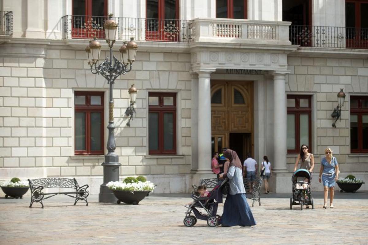 Plaça Mercadal de Reus, con el Ayuntamiento de la ciudad.